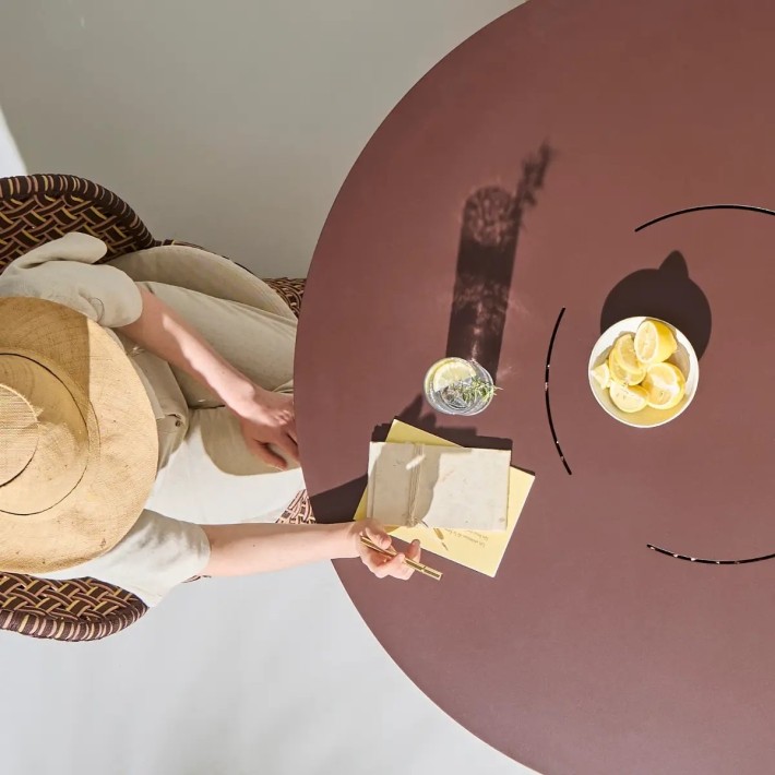 Zoom plateau en métal table de repas ronde extérieure TALI