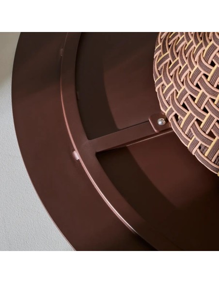 Détail du système d'attache du plateau en métal de la table de repas ronde extérieure TALI