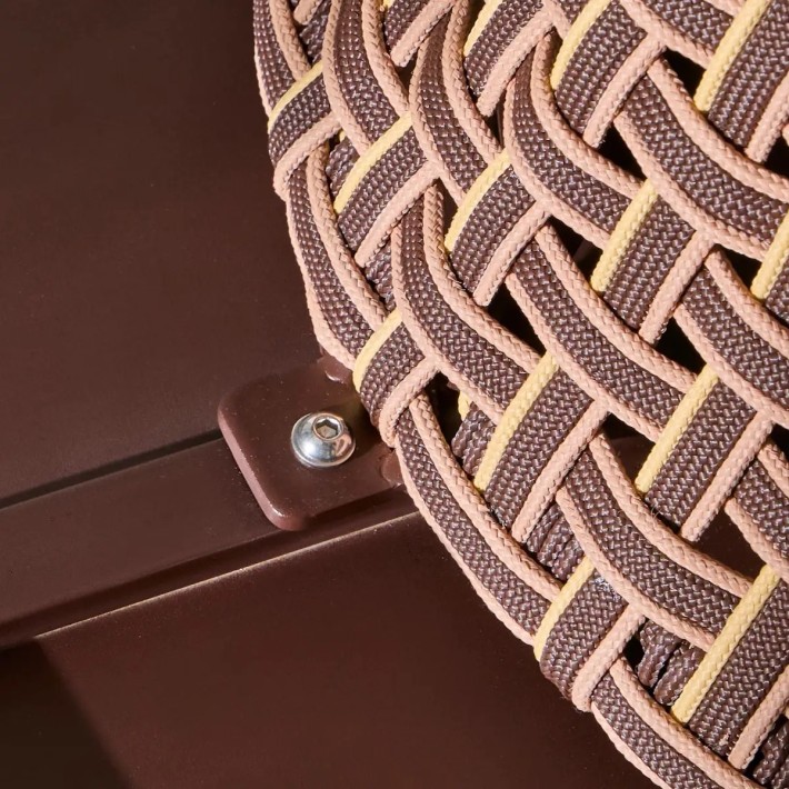 Détail du système d'attache du plateau en métal pour la petite table de repas extérieure ronde TALI