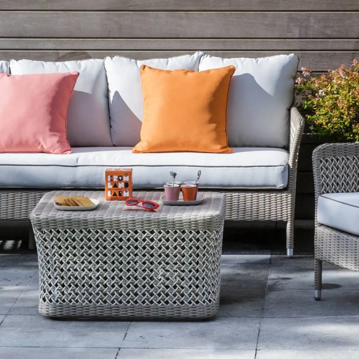 Ambiance table basse rectangulaire en résine ANTIBES