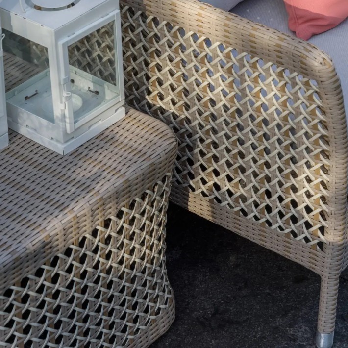 Zoom detail resin braiding square coffee table ANTIBES