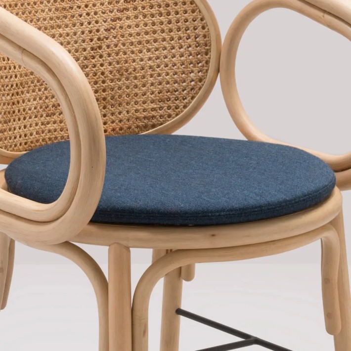 Zoom détail coussin pour fauteuil en rotin Contour bleu nuit