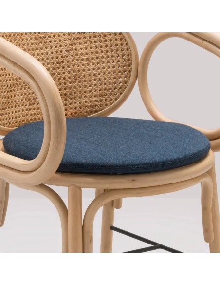 Zoom détail coussin pour fauteuil en rotin Contour bleu nuit Zoom détail coussin pour fauteuil en rotin Contour bleu nuit