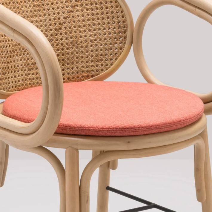 Zoom détail coussin pour fauteuil en rotin Contour corail