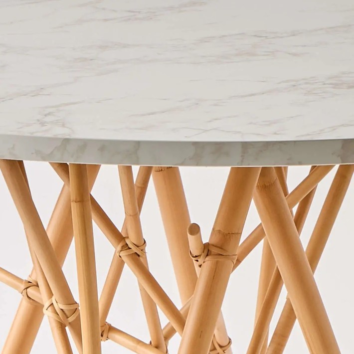 Zoom plateau effet marbre blanc table de repas ronde Mikado