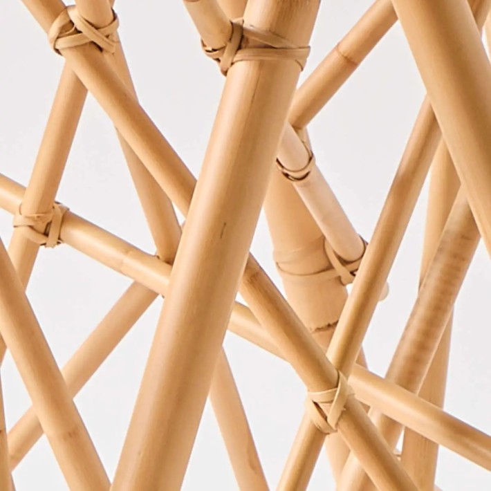 Zoom pied en rotin table de repas ronde Mikado