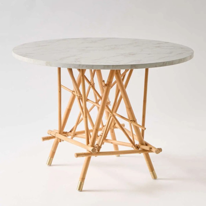 Table Mikado pied en rotin avec plateau stratifié effet marbre blanc