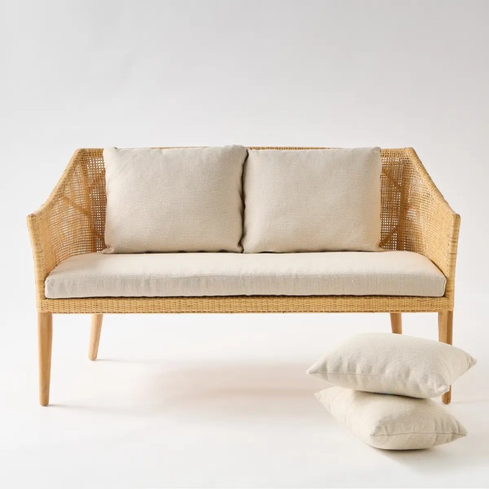Vue de face canapé en cannage de rotin et pieds teck Saïgon