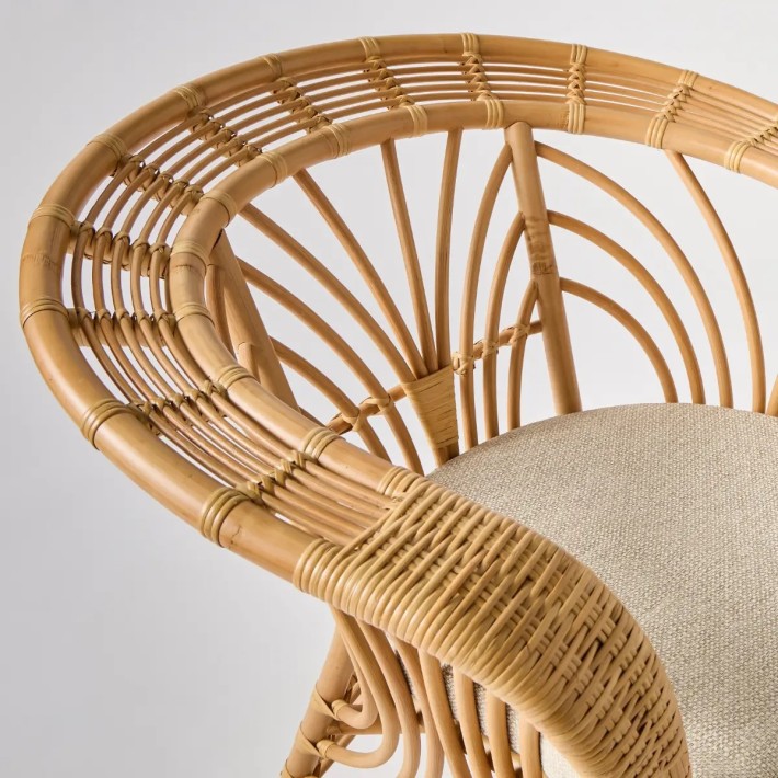 Zoom in on the curvature of the backrest of the Shanghai rattan armchair