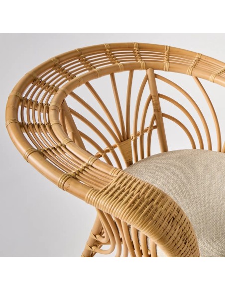 Zoom in on the curvature of the backrest of the Shanghai rattan armchair