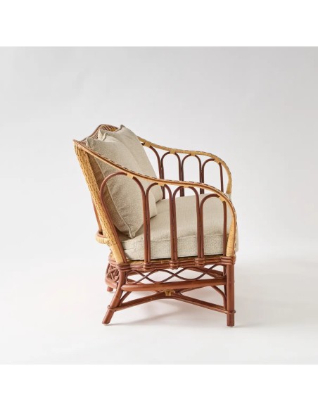 Vue de profil du canapé deux places en rotin tressé naturel Bagatelle