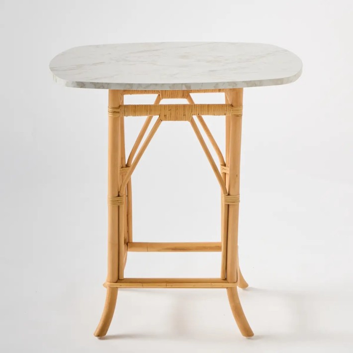Table Eugénie en rotin naturel avec plateau stratifié effet marbre blanc vue de face