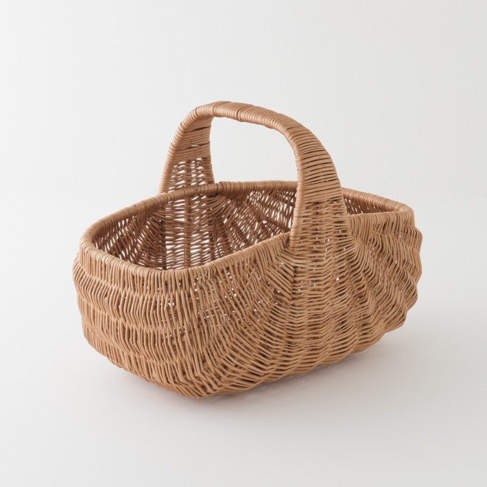 Two-coloured wicker shopping basket