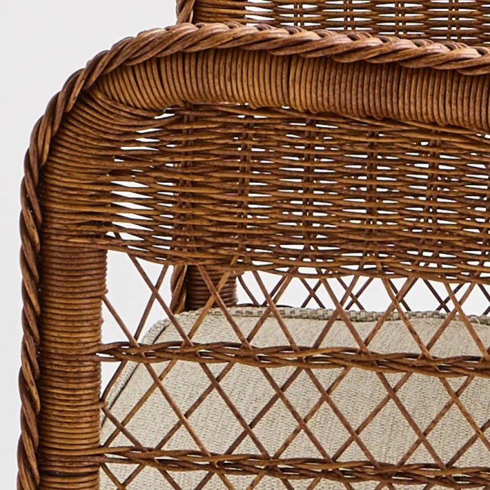 Close-up of the woven resin of the BIARRITZ CHATAIGNE garden sofa