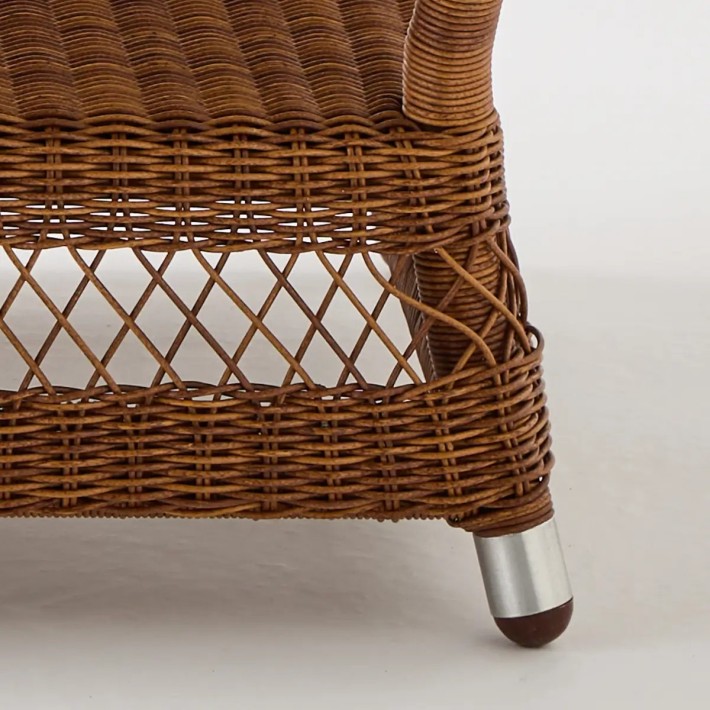 Détail du motif ajouré en résine châtaigne de la table basse rectangulaire de jardin BIARRITZ