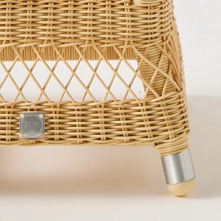 Zoom on the foot of the Biarritz square coffee table in natural resin