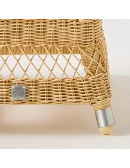 Zoom on the foot of the Biarritz square coffee table in natural resin