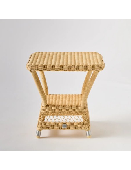 Vue de face de la table basse carrée BIARRITZ en résine naturelle