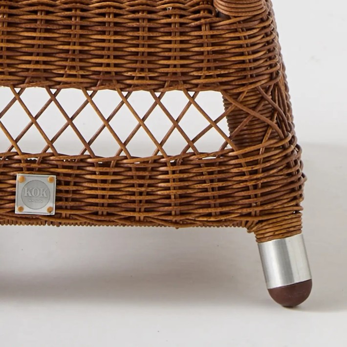 Zoom on the foot of the Biarritz square coffee table in châtaigne resin