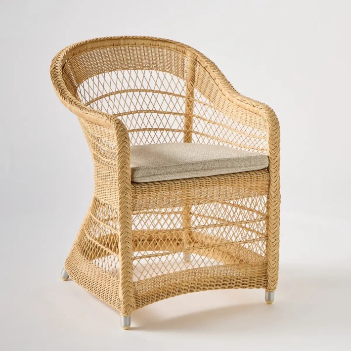 Le fauteuil de table en résine couleur naturelle BIARRITZ, avec l'option coussin