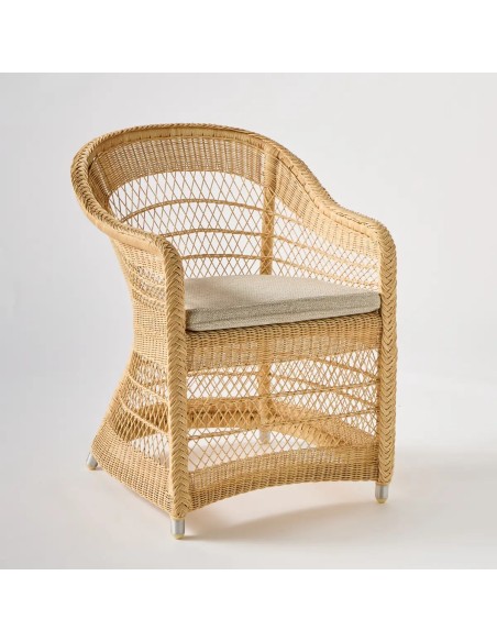 Le fauteuil de table en résine couleur naturelle BIARRITZ, avec l'option coussin
