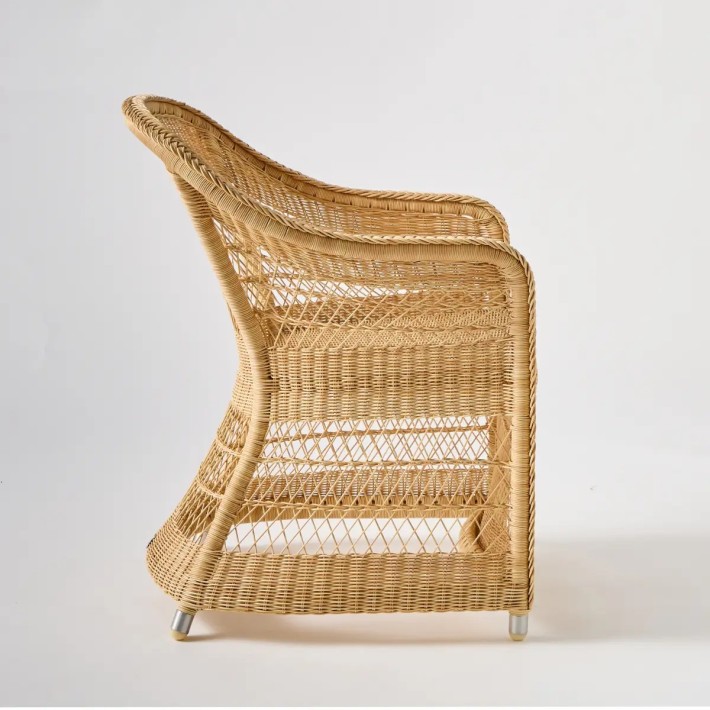 Vue de profil du fauteuil de table Biarritz en résine couleur naturelle