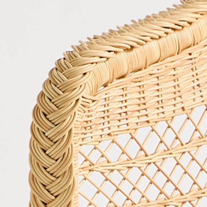 Détail du tressage de l'accoudoir du fauteuil de table BIARRITZ en résine couleur naturelle