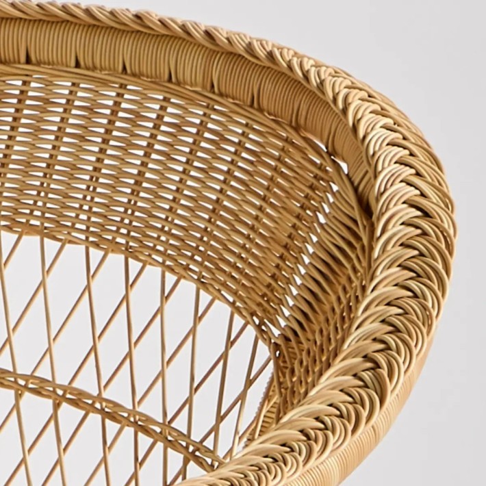 Détail du tressage du dossier du fauteuil de table BIARRITZ en résine couleur naturelle