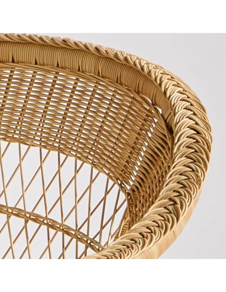 Détail du tressage du dossier du fauteuil de table BIARRITZ en résine couleur naturelle