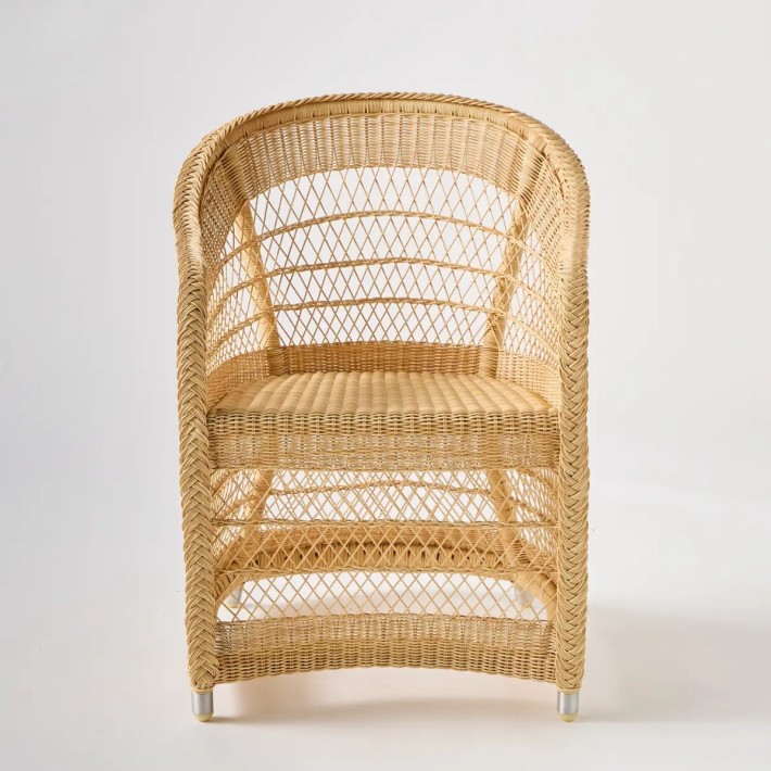 Vue de face du fauteuil de table BIARRITZ en résine couleur naturelle