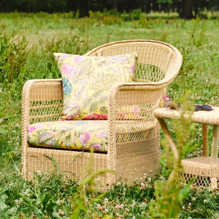 Ambiance fauteuil en résine biarritz naturelle tissu bouquet yellow