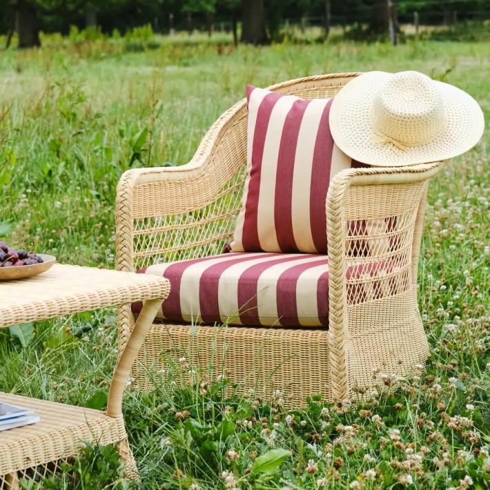 Ambiance fauteuil en résine biarritz naturelle tissu rayures bordeaux