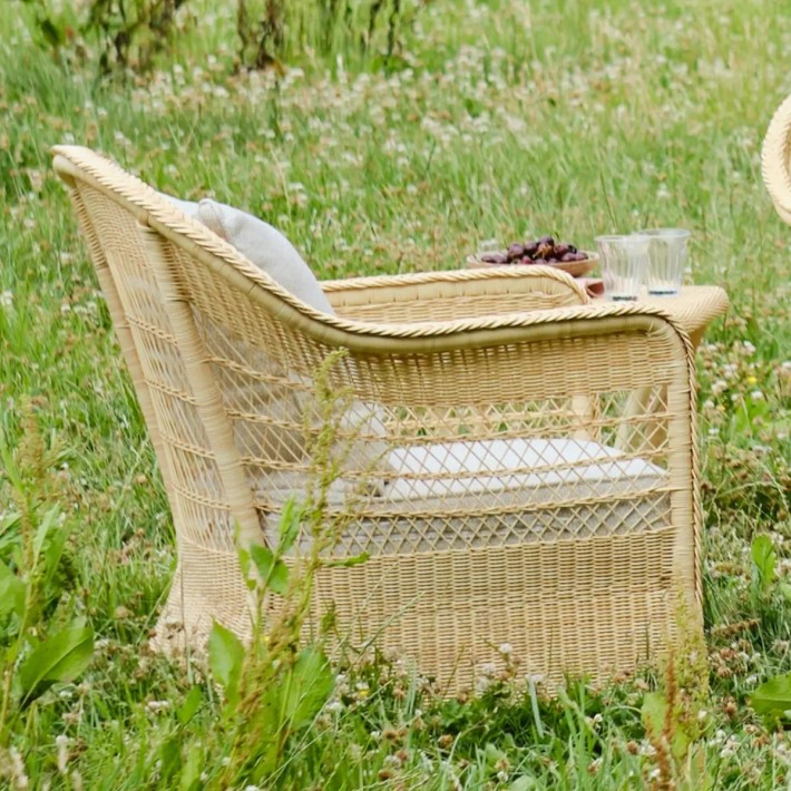 Ambiance fauteuil Biarritz résine naturelle vue de profil