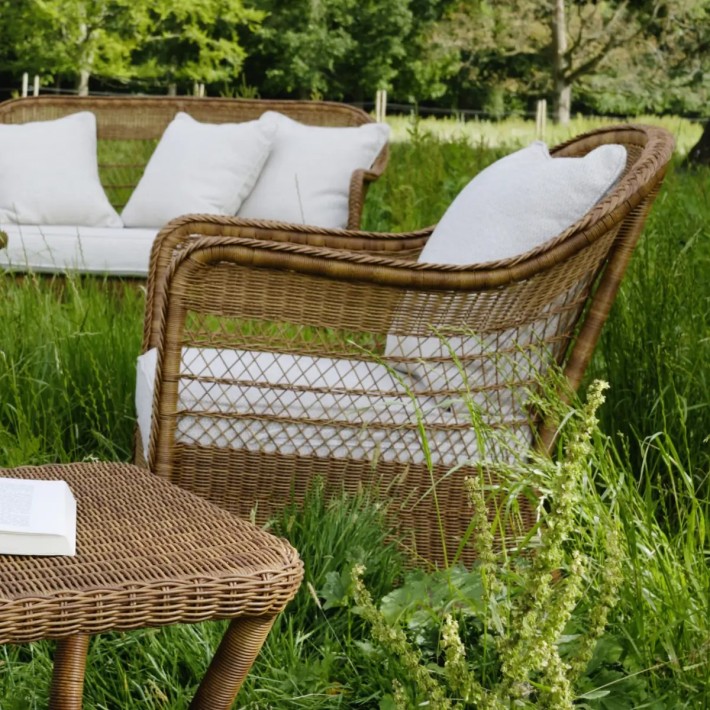 Vue de profil et d'ambiance fauteuil Biarritz châtaigne avec tissu chenille gris
