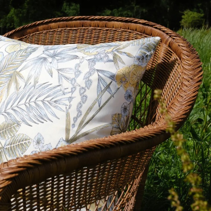 Zoom dossier avec housse de coussin tissu bouquet beige fauteuil Biarritz châtaigne