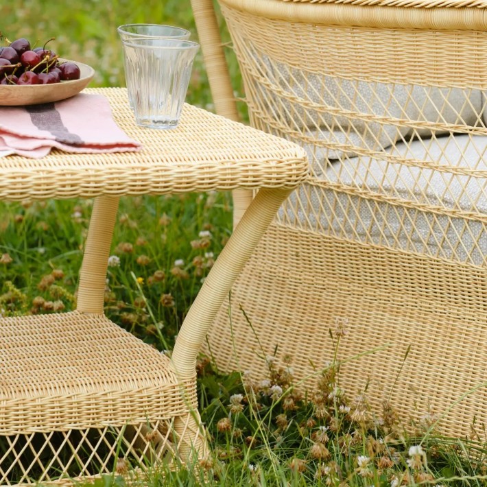 Ambiance table basse de jardin en résine carrée couleur naturelle