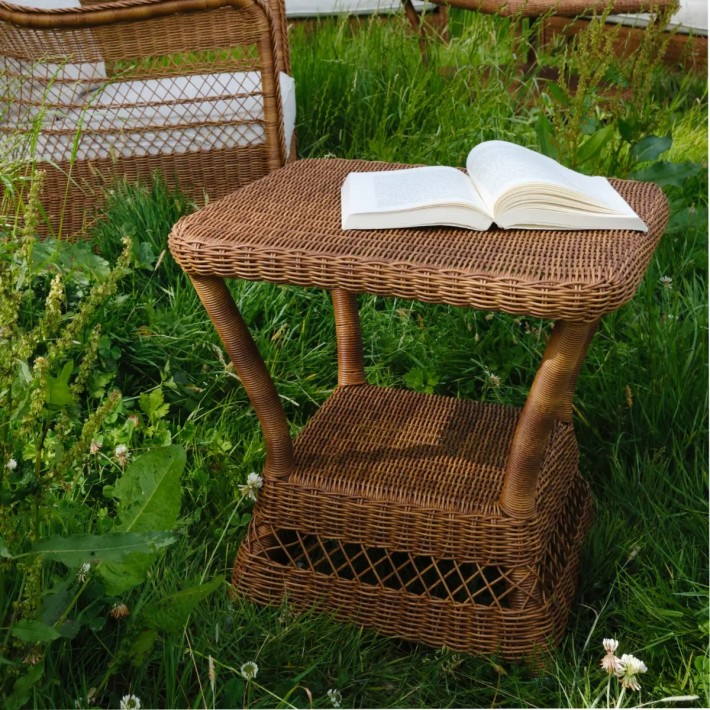 Chestnut-coloured square resin garden coffee table