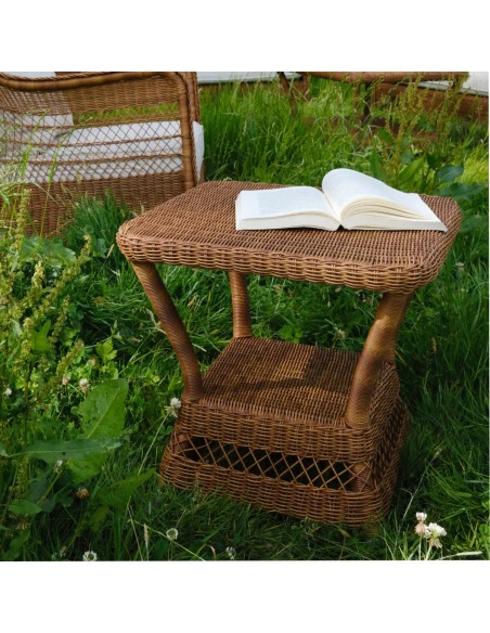 Chestnut-coloured square resin garden coffee table