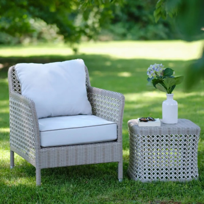 Ambiance fauteuil de jardin Antibes en résine avec table basse carrée
