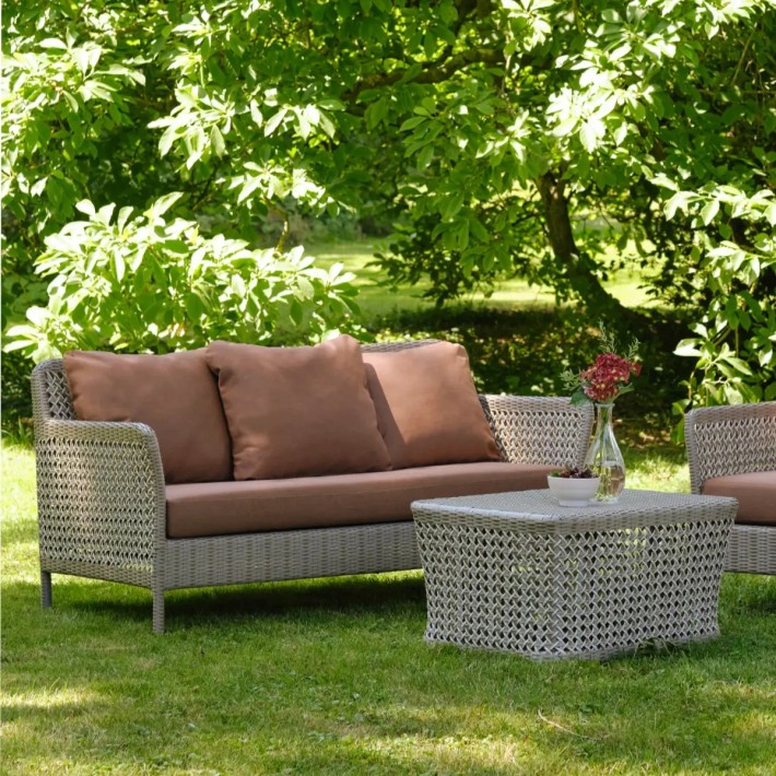 Ambiance canapé de jardin 2 places collection Antibes récif avec tissu terracotta