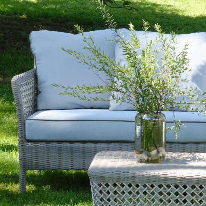 Détail tissu gris clair pour coussin canapé 3 places en résine tressée collection Antibes récif