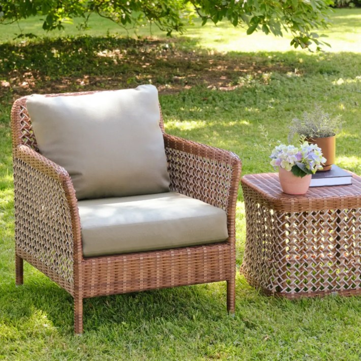 Ambiance fauteuil de jardin Antibes latérite avec coussin tissu couleur algue