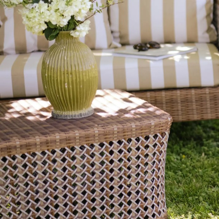 Zoom ambiance rectangular outdoor coffee table in resin Antibes latérite collection