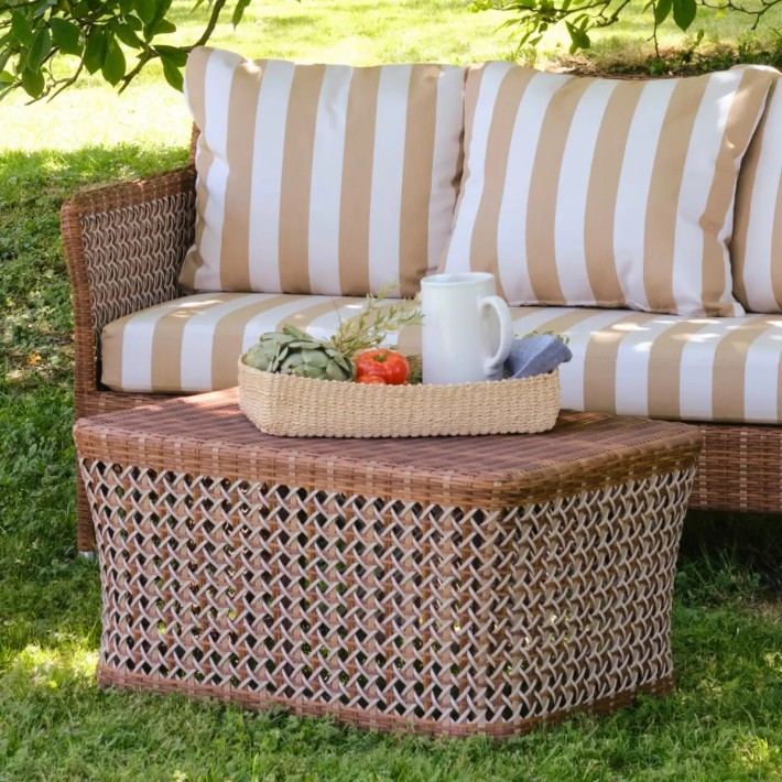 Ambiance table basse rectangulaire en résine tressée pour le jardin collection Antibes latérite