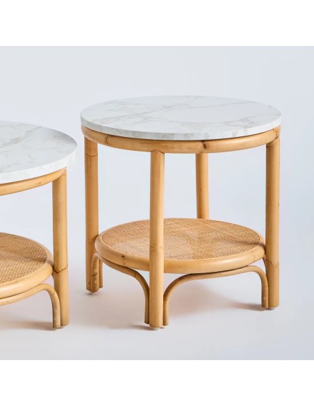 Détail petite table basse en rotin collection Riviera avec plateau stratifié effet marbre blanc
