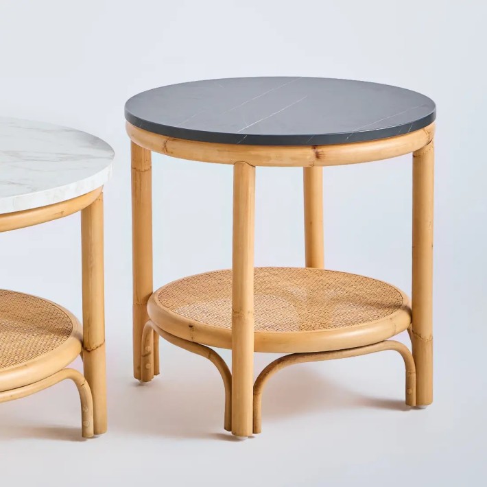 Détail petite table basse en rotin collection Riviera avec plateau stratifié effet marbre noir