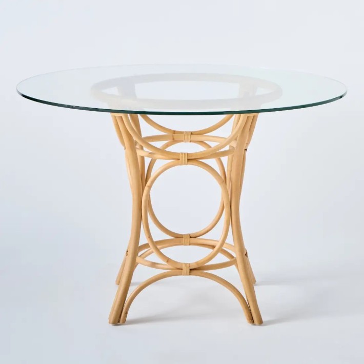 Vue de face table de repas ronde en rotin avec plateau en verre Gingko