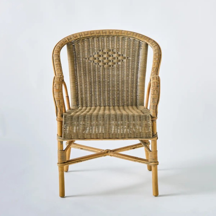 Vue de face fauteuil Marcel pièce unique en rotin tressé et patiné