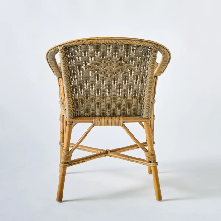 Vue de dos fauteuil Marcel pièce unique en rotin tressé et patiné