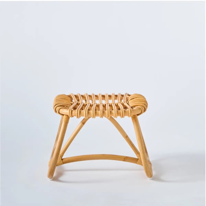 Vue de face du pouf / repose-pied Boucle en rotin petit modèle